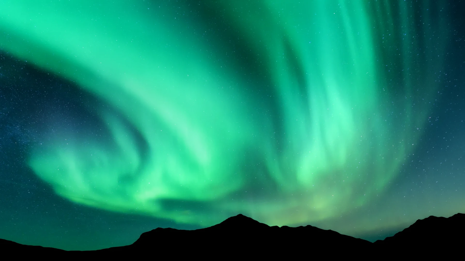 Aurora boven de bergen